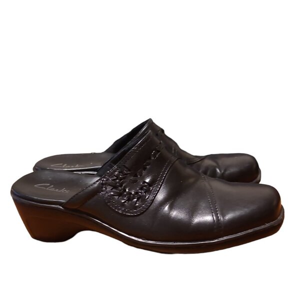 Clarks Clogs in a solid Black Leather Slip on Shoe style with a Heel Comfort - Picture 1 of 5